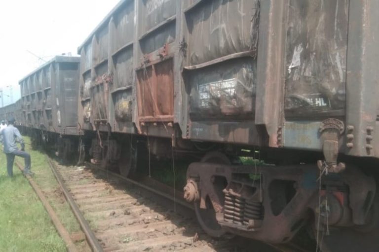 Indian Railways News: Officials are busy repairing the track after two coaches of a goods train derailed on the Rajkarsavan-Saibasa railway section.