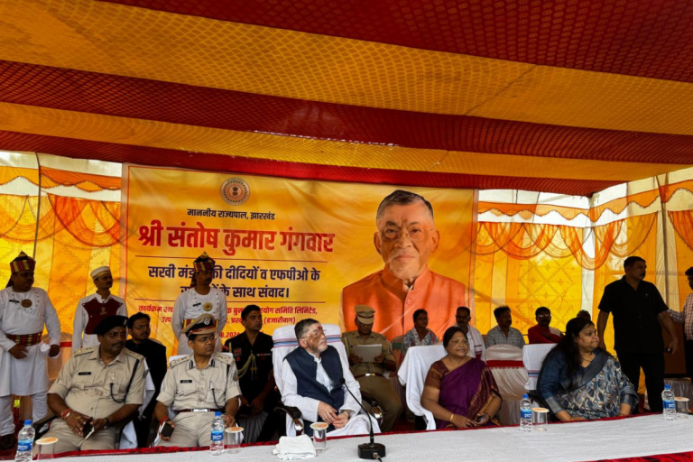 In Hazaribagh, Governor Santosh Kangwar said that women should get the benefits of central and state schemes.