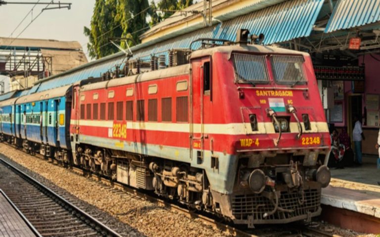 Indian Railways News: Train halted at Taljari station for two hours due to engine breakdown of Dulian passenger.