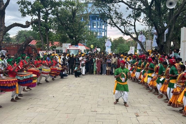 Jharkhand Adivasi Mahotsav: Mini India descends on Ranchi as audience dances to songs by Padmasree Madhu Mansoori Hansmukh and Jyoti Sahu.