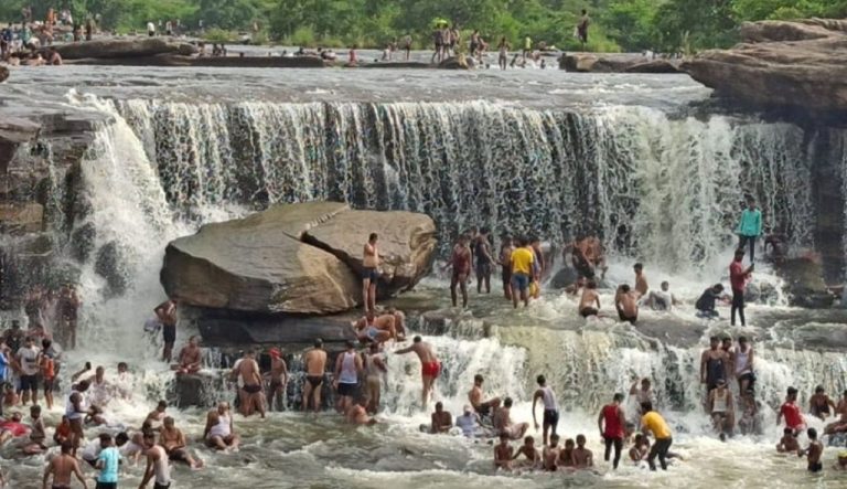 5 tourists escape after sudden water in Rohdas' Manjar Kund.