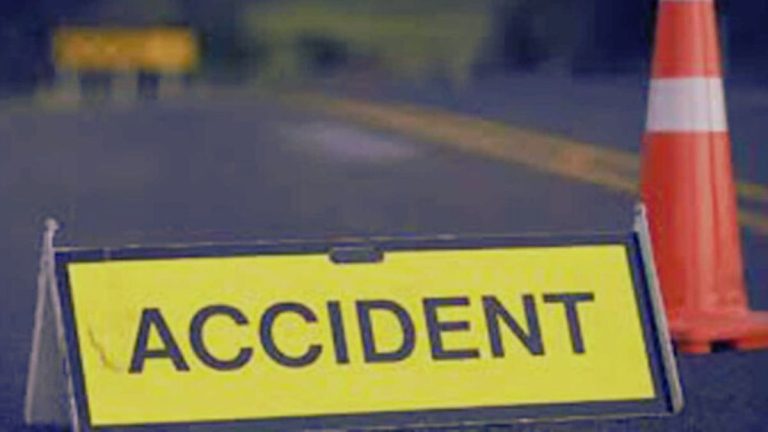 Two students were crushed by an out-of-control truck in Chapra, one killed, another injured… Confusion among family members