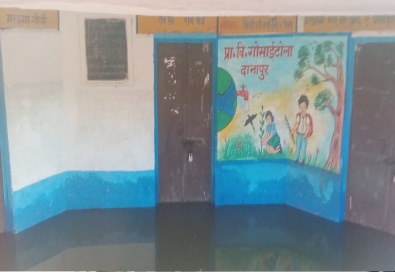 In Thanapur, rain and dirty drain water entered the school, closing the school, disrupting teaching…