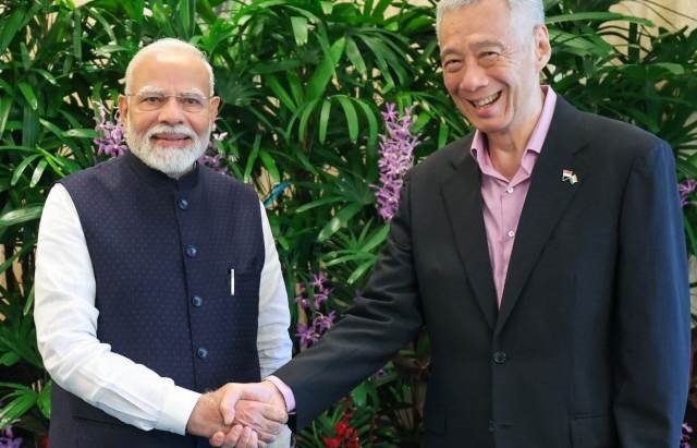 PM Modi Meets Senior Minister Lee Hsien Loong of Singapore | Read