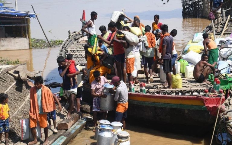 Saran Flood: Villagers do not sleep at night due to flood panic, people do not sleep in their houses.