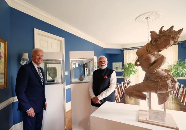 US hands over 297 antiquities smuggled out of India