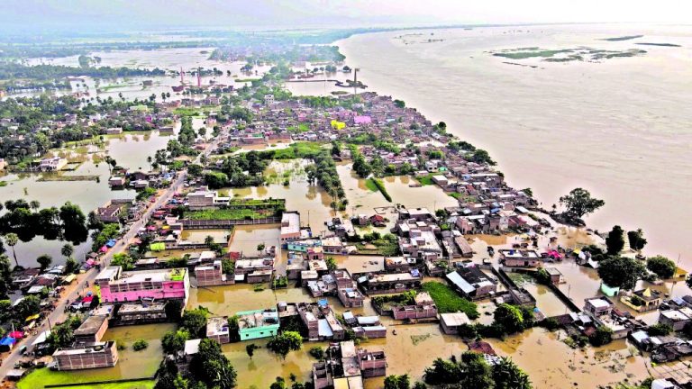 Bihar floods devastate: More than 10 dead in a single day, water enters temple, crematorium and graveyard.