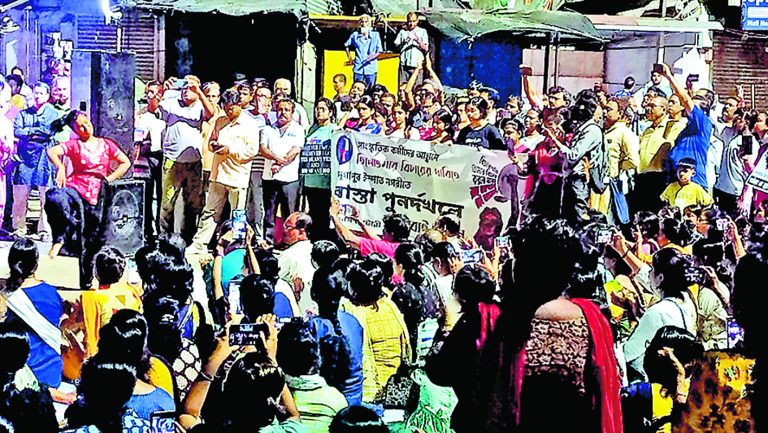 Cultural workers took center stage in the protest with 'Raat Bir Takal'.