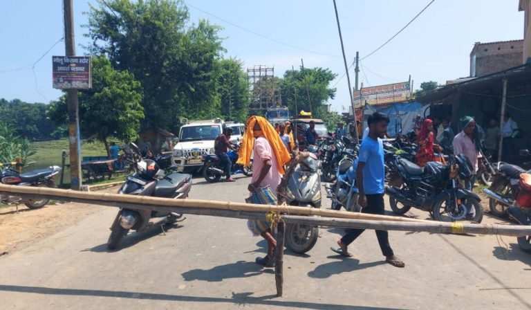 High speed disaster in Mungar, one killed by lorry, villagers stage road blockade.