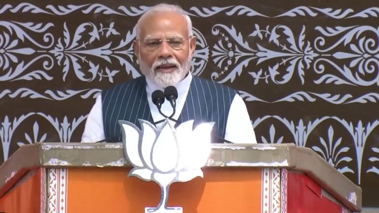 Beware of fraudulent party and royal family… PM Modi lashed out at Congress in Doda