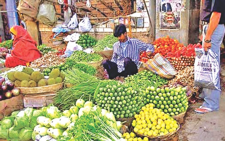 Muzaffarpur News: Five kilos of green vegetables are available at the price of one kilo of potatoes and onions, and greens have also gone up in price.