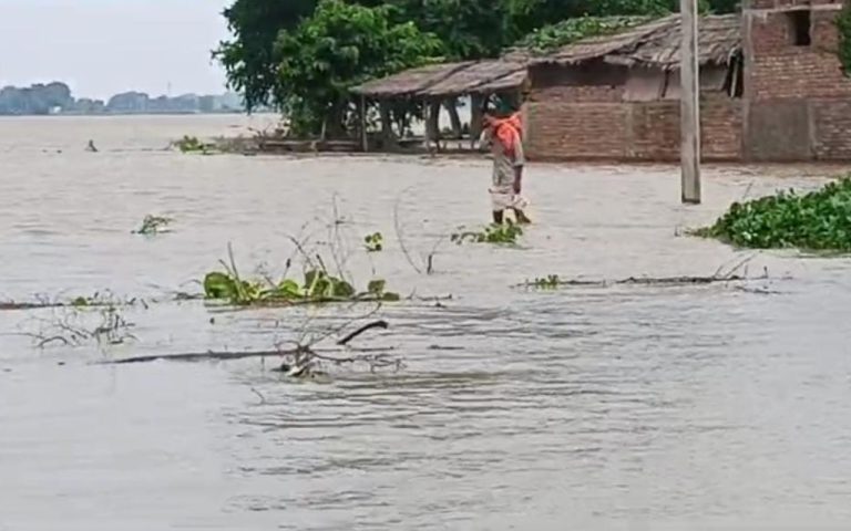 Bihar Floods: As the water levels of Ganga, Kosi Barandi and Gari Kosi rivers in Bihar have crossed the danger level, the villages are now flooded.