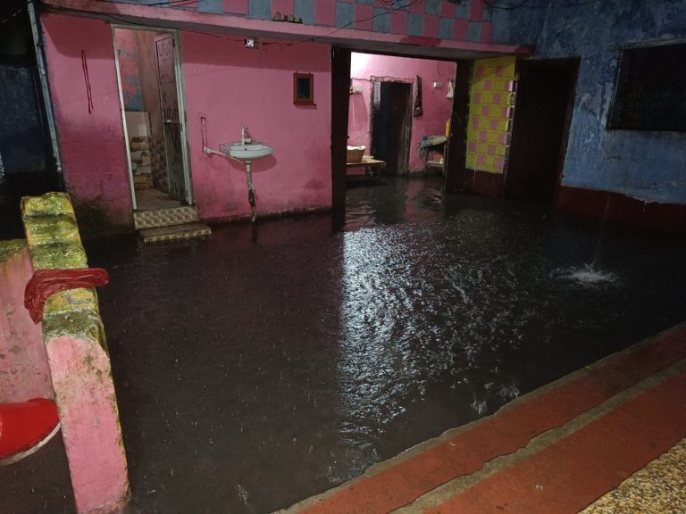 Bokaro News: After three hours of rain, several houses were flooded