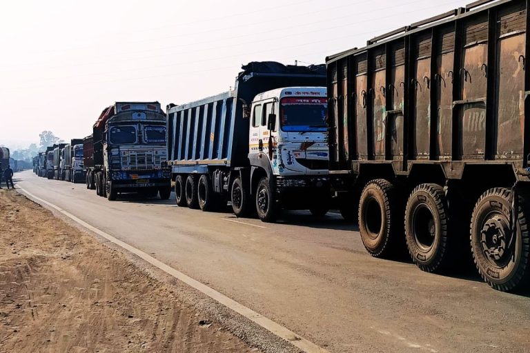 In Jharkhand, villagers block road with dead bodies for 3 days, vehicles in long queue, watch video