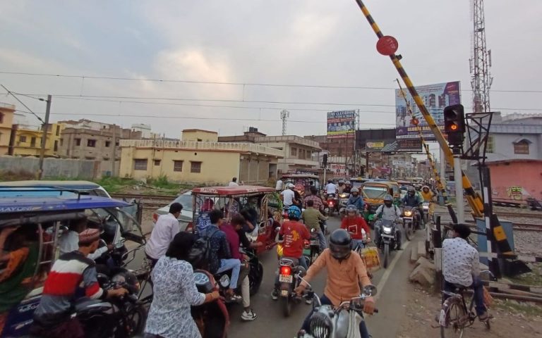 Muzaffarpur News: Bibiganj Railway Kumdi shut down for six hours, crowd from afternoon to evening